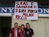 Si attacca lo striscione e vai con le foto di rito... Qui Maurizio con i suoi amici milanesi!!!